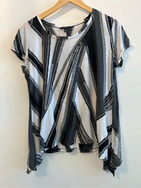 Simply Vera Wang Black & White Abstract Short Sleeve Top